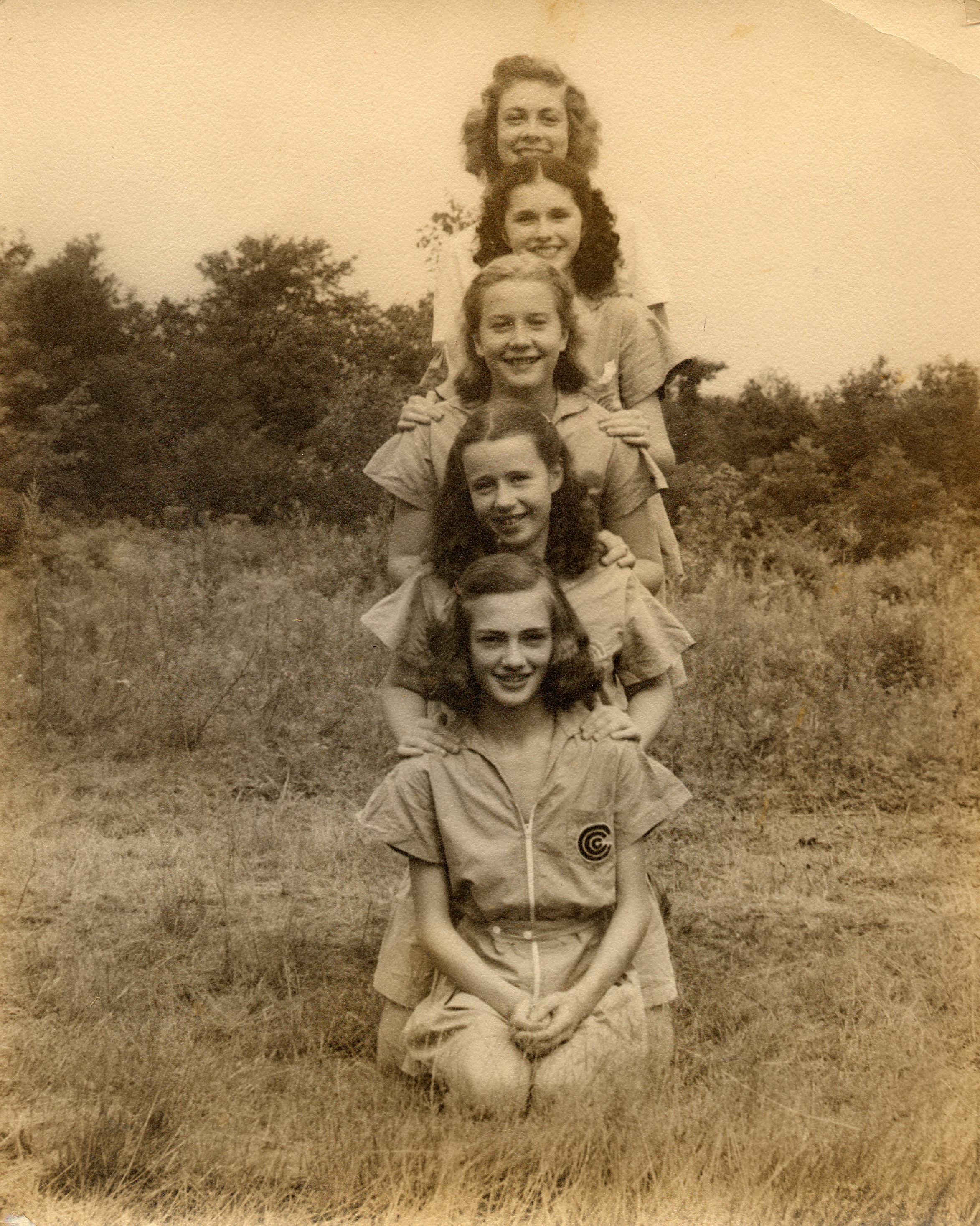Сестры дол. Сестричка в лагере. Сестра в лагере. 1930s Ireland Kids. Faces, 1930.