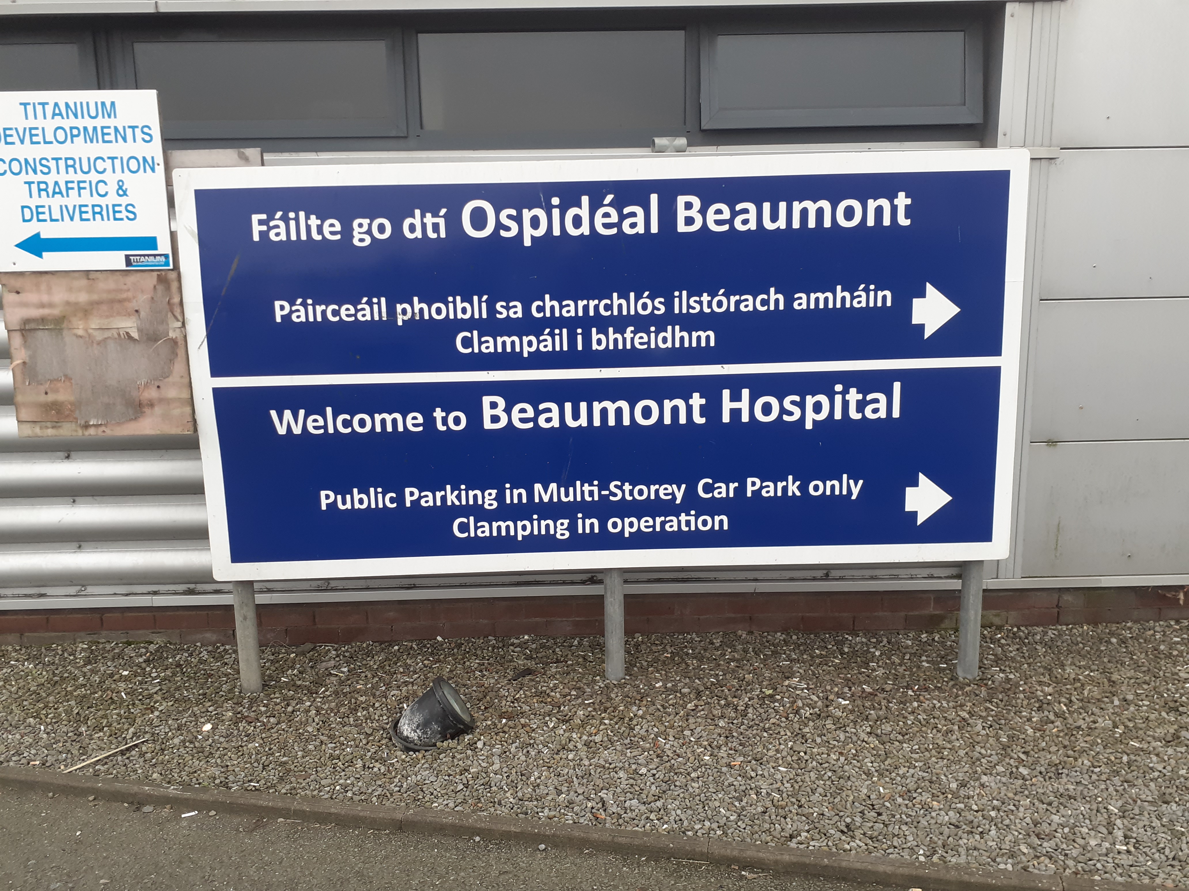 File Beaumont Hospital bilingual sign 2020 .jpg Wikipedia