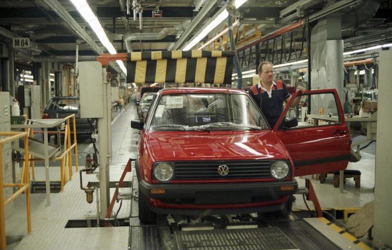 File:Bundesarchiv B 145 Bild-F078945-0034, Wolfsburg, VW Autowerk.jpg