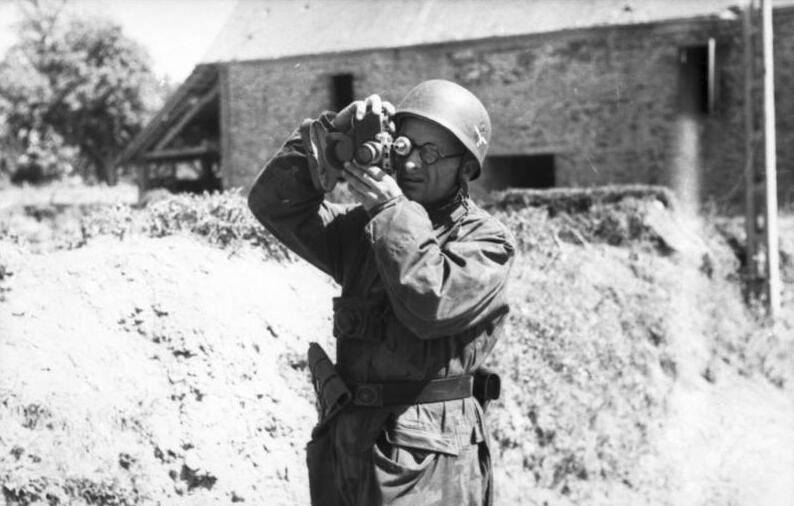 File:Bundesarchiv Bild 101I-582-2120-02A, Frankreich, Soldat beim Fotografieren.jpg