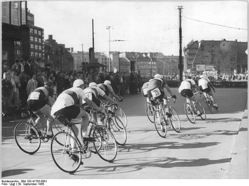 File:Bundesarchiv Bild 183-41705-0001, Berlin, Straßenrennen.jpg