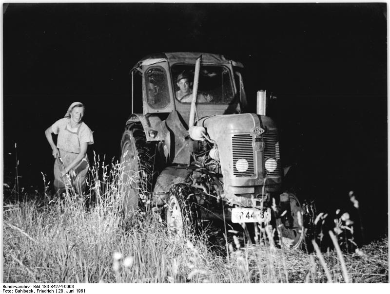 Schlepperwerk Nordhausen Bundesarchiv_Bild_183-84274-0003%2C_Rossau%2C_Nachtarbeit%2C_Heuernte