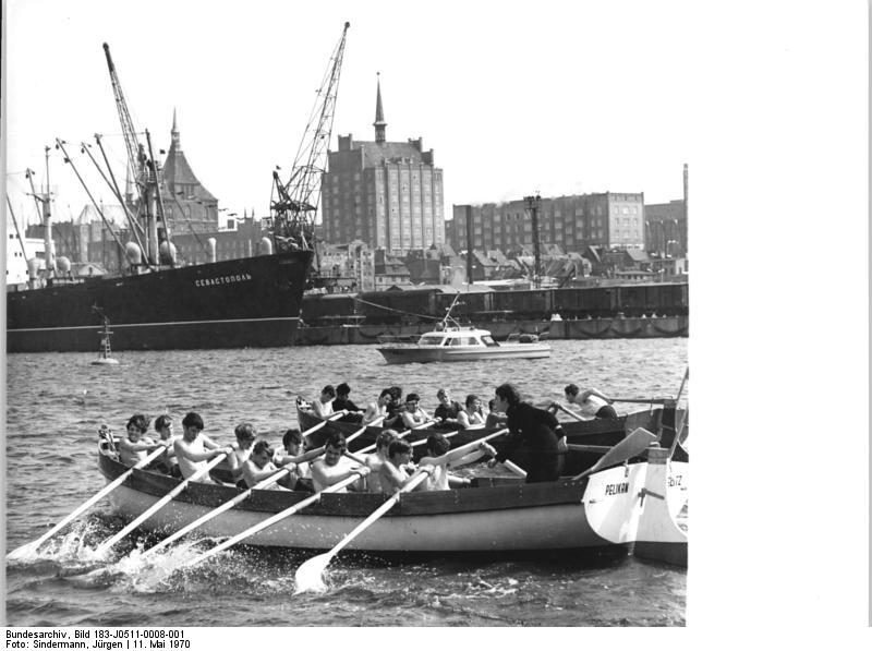 File:Bundesarchiv Bild 183-J0511-0008-001, Rostock, Überseehafen, Ruderboote.jpg