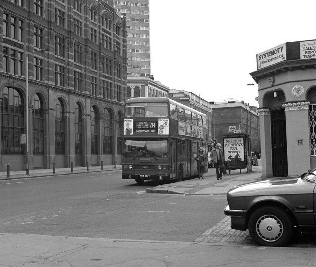 File:Bus in Old Street - geograph.org.uk - 1625315.jpg