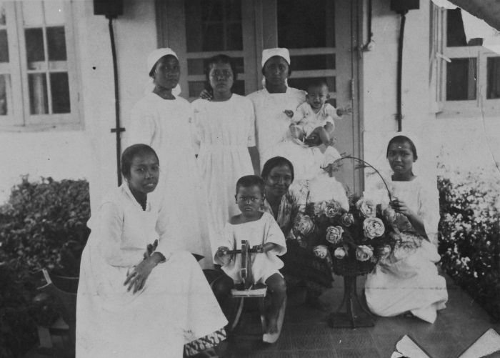 File:COLLECTIE TROPENMUSEUM Een groep Indonesische verpleegkundigen met kinderen bij een bloemstuk. TMnr 60047783.jpg