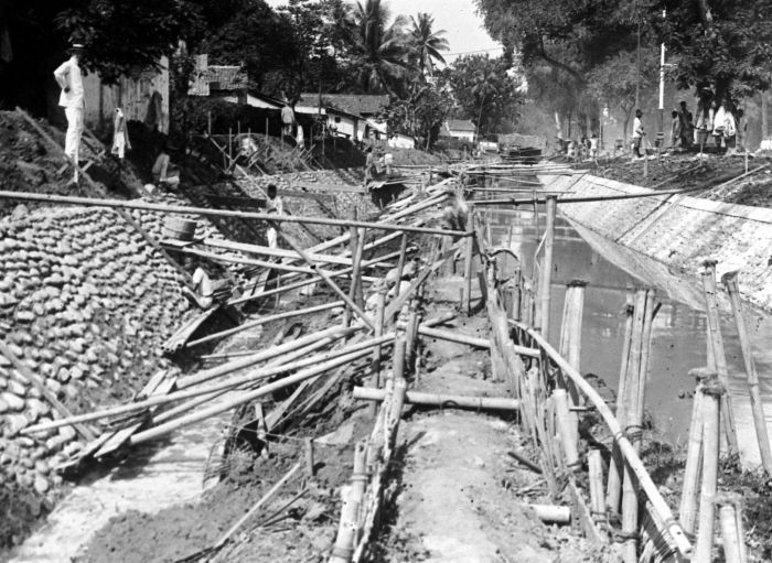 File:COLLECTIE TROPENMUSEUM Verbetering van de Tanah-Abang-waterleiding te Weltevreden TMnr 10010435.jpg