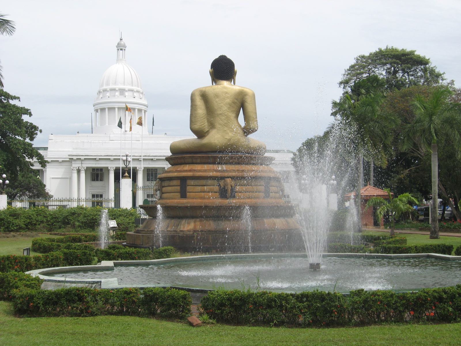 Погода коломбо шри ланка. Коломбо Шри Ланка. Коломбо столица Шри Ланки. Архитектура Коломбо Шри Ланка. Музей в Коломбо Шри Ланка.