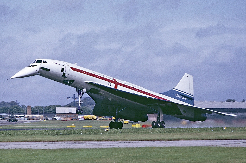 Concorde_landing_Farnborough_Fitzgerald.