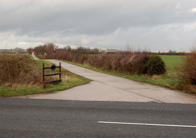 File:Driveway near Long Itchington - geograph.org.uk - 1122180.jpg