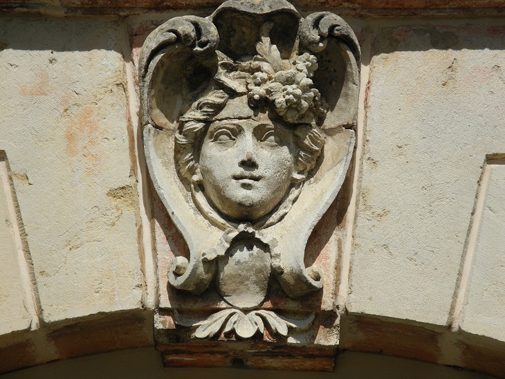 Fichier:Figure sculptée, façade ouest du château de Genlis.jpg