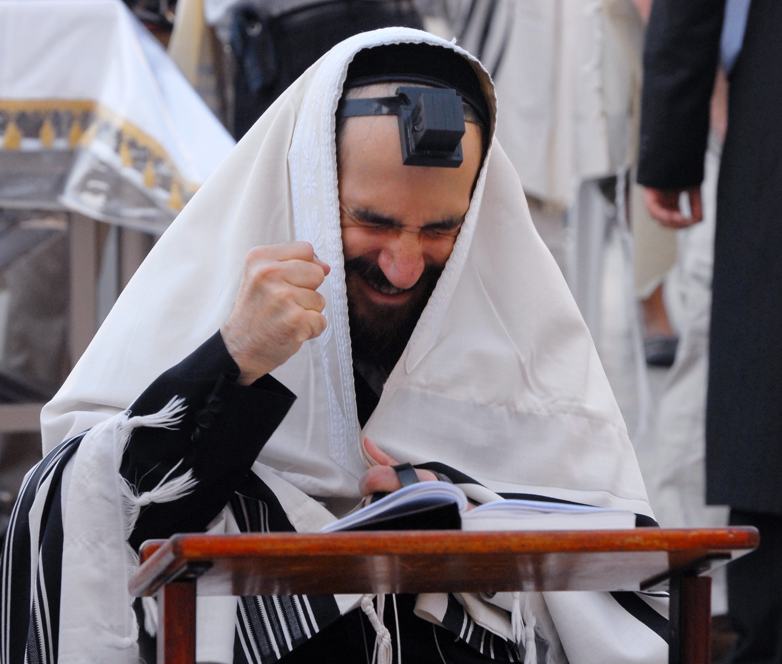 Что делать во время траура. Одежда для синагоги. Иудеи молятся.