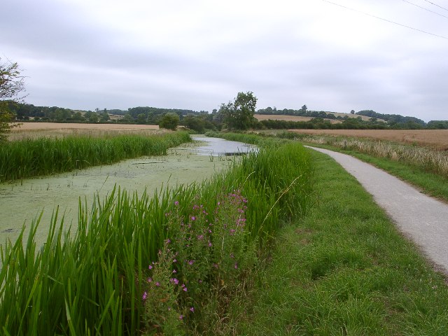 Grantham Canal and National Cycle Route 15 - geograph.org.uk - 30090