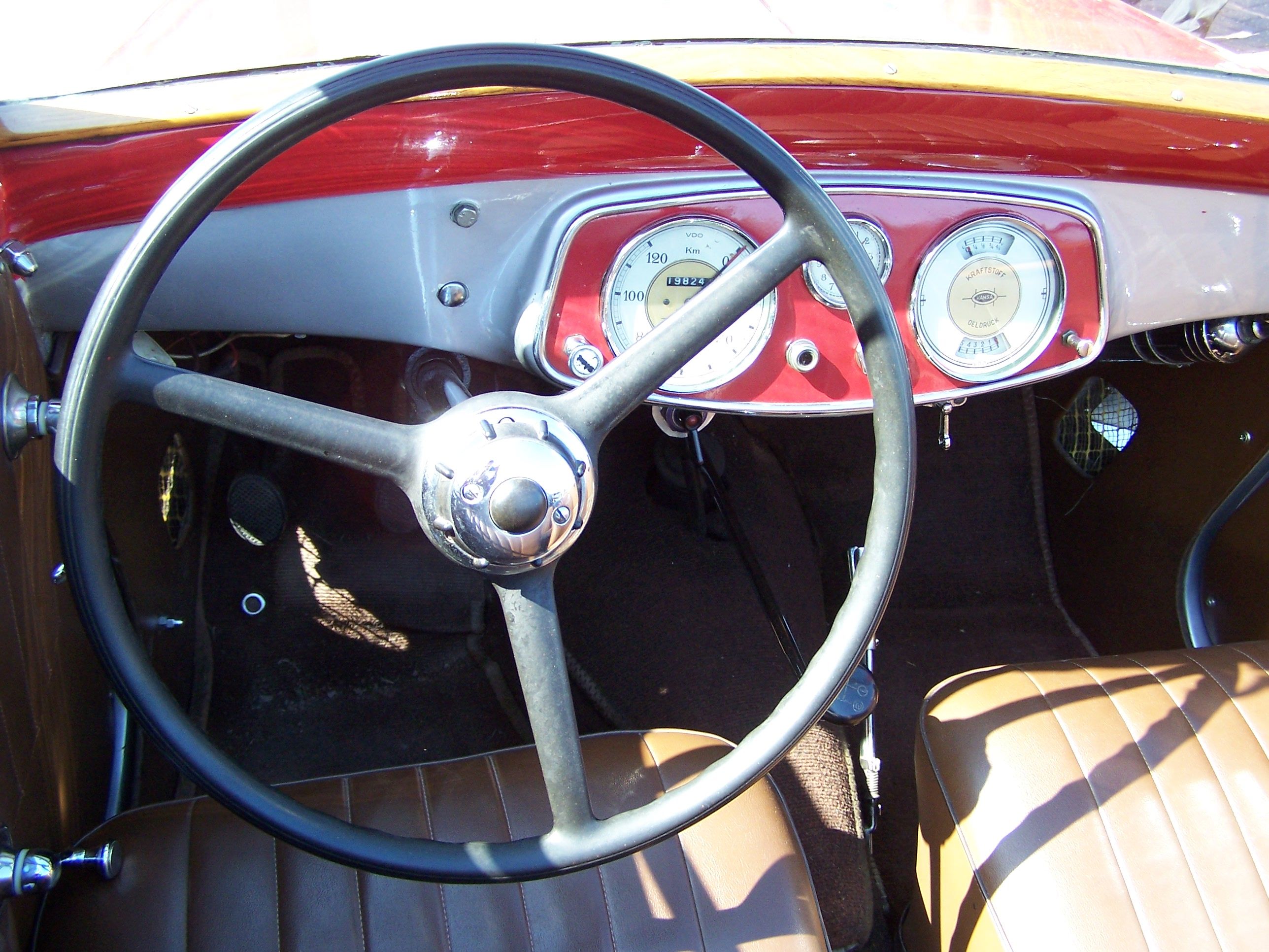 https://upload.wikimedia.org/wikipedia/commons/1/11/Hansa_1100_Cabrio_dashboard_MTP07.jpg