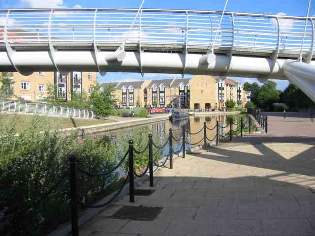 Housing development and Canal and footbridge at Kings Langley - geograph.org.uk - 27968