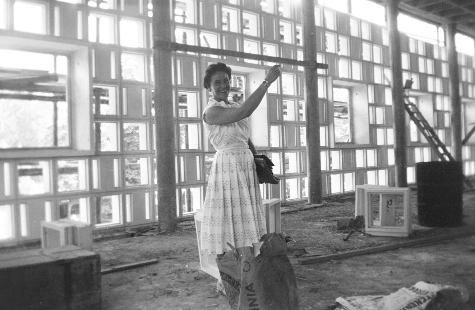 Irmgard Woldering auf der Baustelle des Erweiterungsbaus des Kestner-Museums, ca. 1960