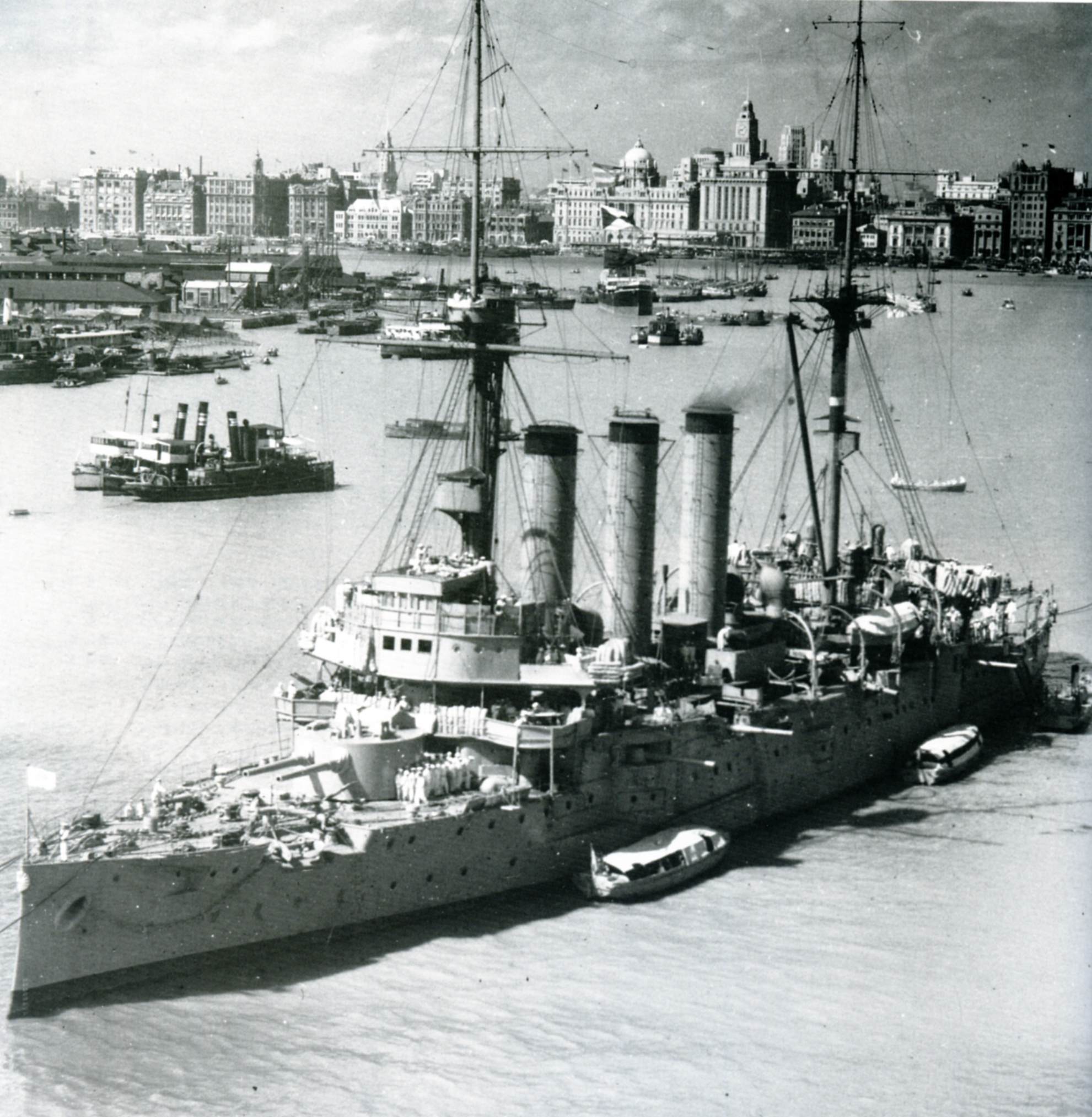 https://upload.wikimedia.org/wikipedia/commons/1/11/Japanese_cruiser_Izumo_in_Shanghai.jpg