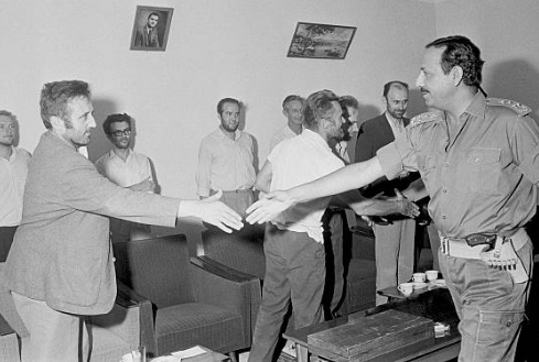File:Jordanian army chief of staff checks on freed Dawson's field aircrafts hostages, 25 September 1970.png