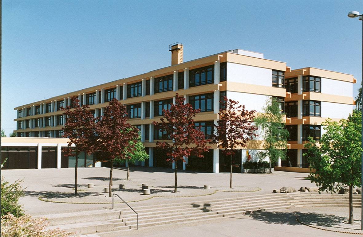 Außenansicht des Justus-von-Liebig-Gymnasiums in Neusäß