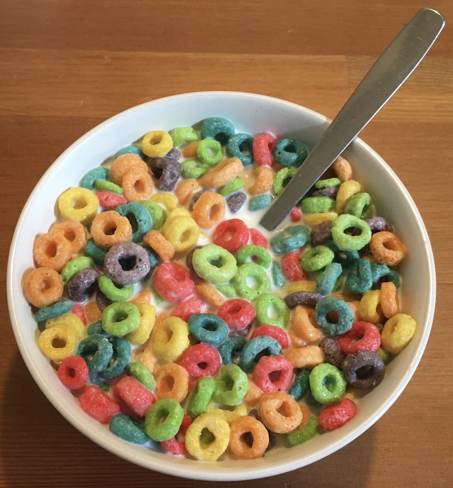 Kellogg's Froot Loops in Hungary (top), and America (bottom). :  r/mildlyinteresting