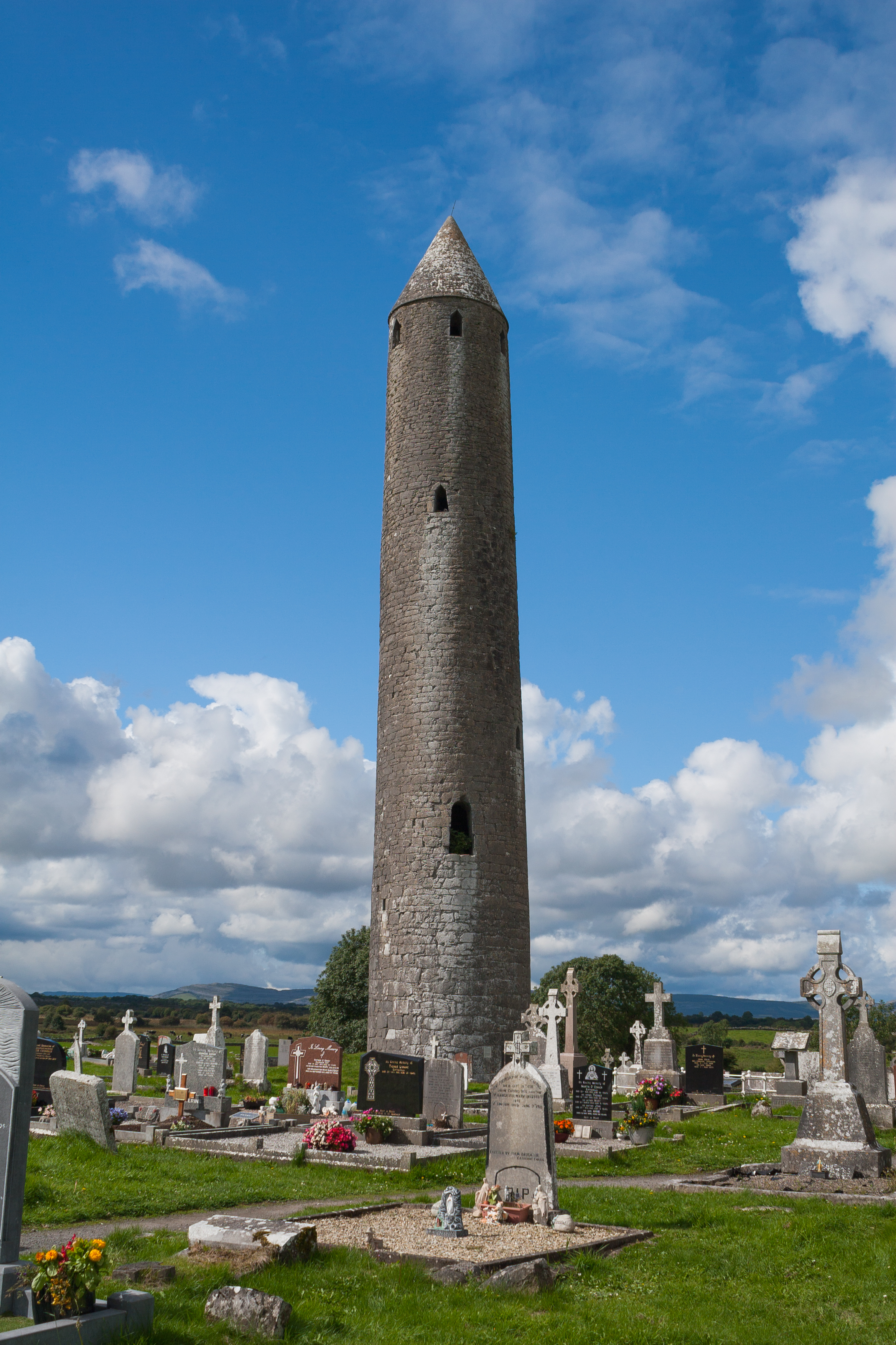 Kilmacduagh_Round_Tower_2015_08_31.jpg