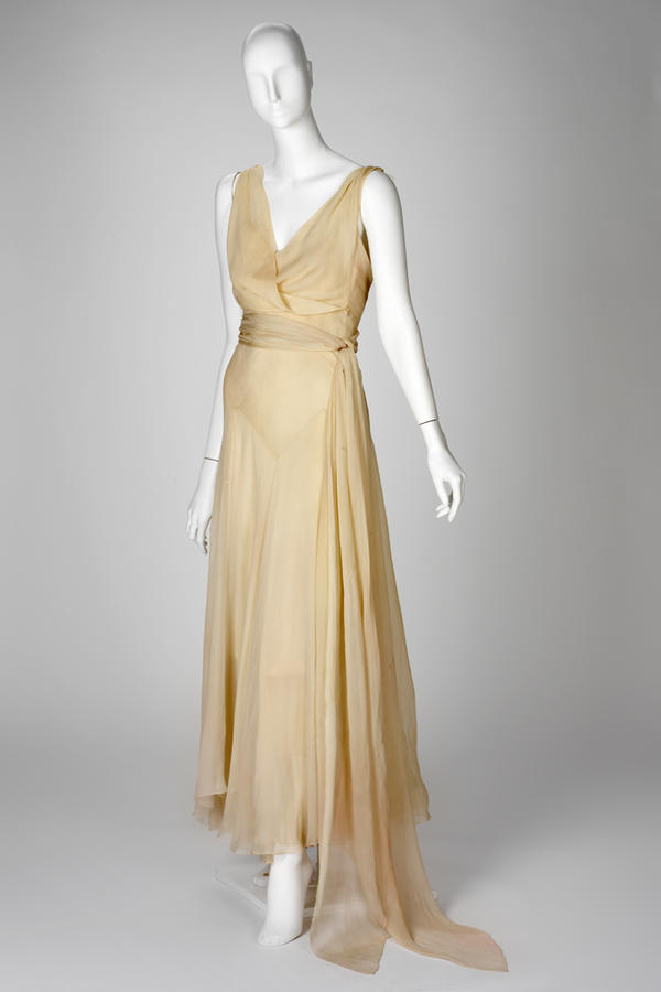 File:Madeleine Vionnet evening gown in ombré silk chiffon crepe