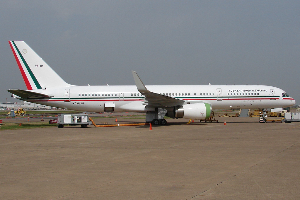 Mexico Air Force Boeing 757-200 (XC-UJM) (9487926505).jpg