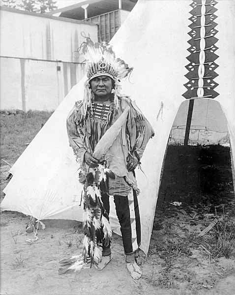 File:Native American in ceremonial dress in front of tipi, Lewis and Clark Exposition, Portland, Oregon, 1905 (AL+CA 2188).jpg