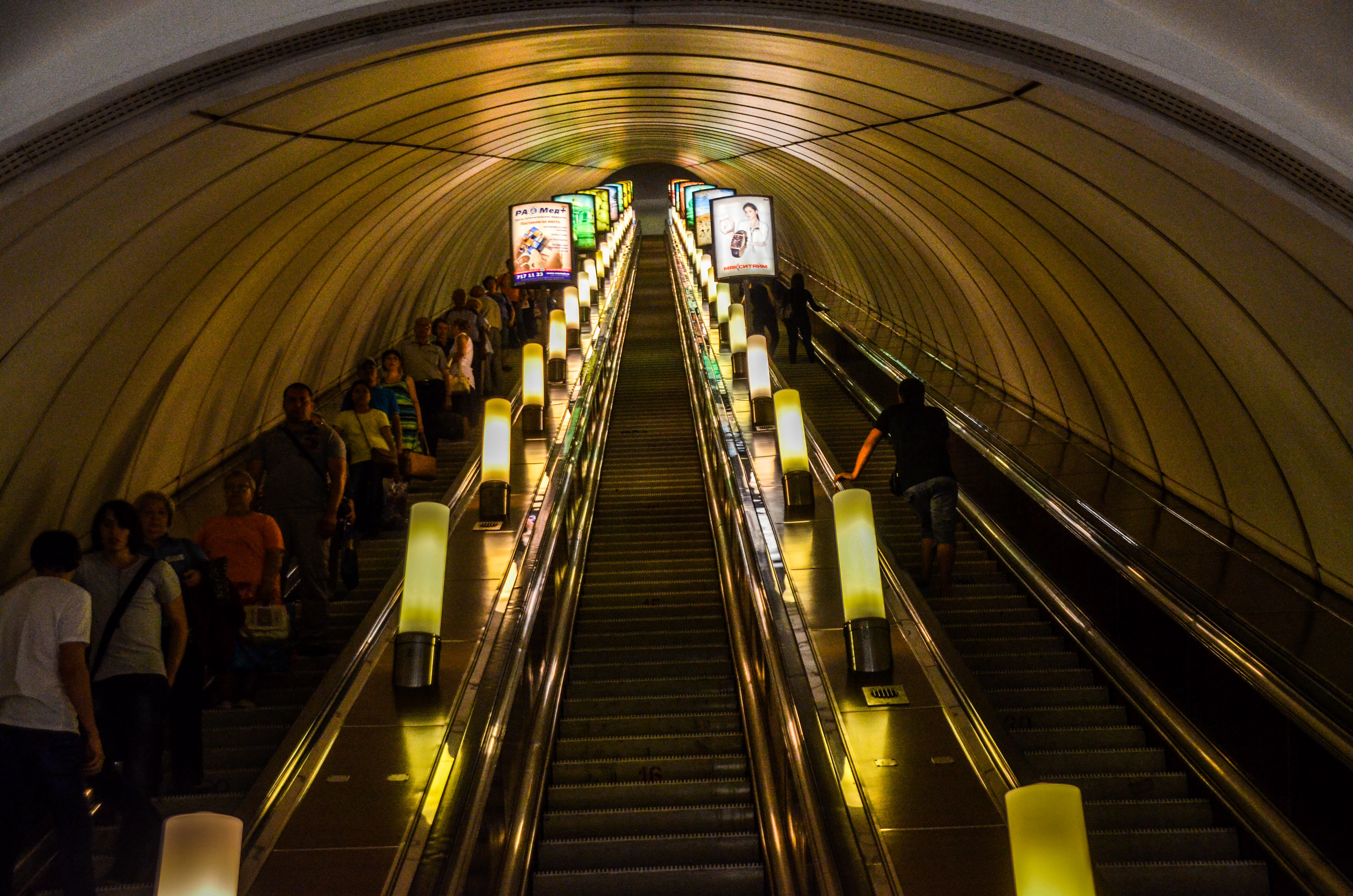 Сколько стоит самая дорогая станция. Эскалаторы Петербургского метрополитена. Метро Римская эскалатор. Станция Адмиралтейская эскалатор. Станция метро Адмиралтейская Санкт-Петербург эскалатор.