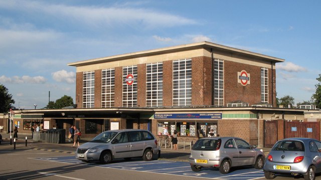 File:Oakwood tube station - geograph.org.uk - 909451.jpg