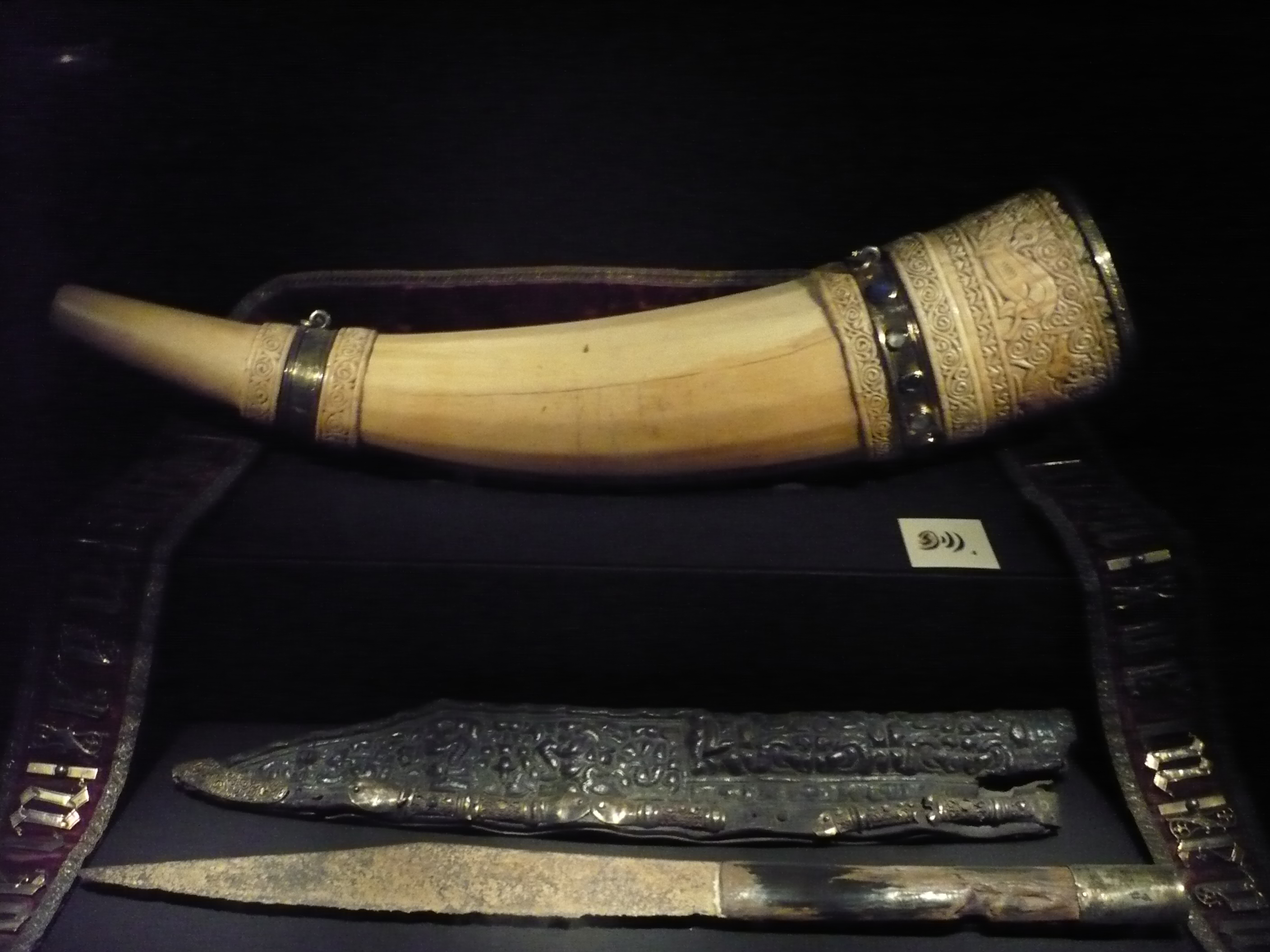 Olifant, Roland's horn (Aachen Cathedral)