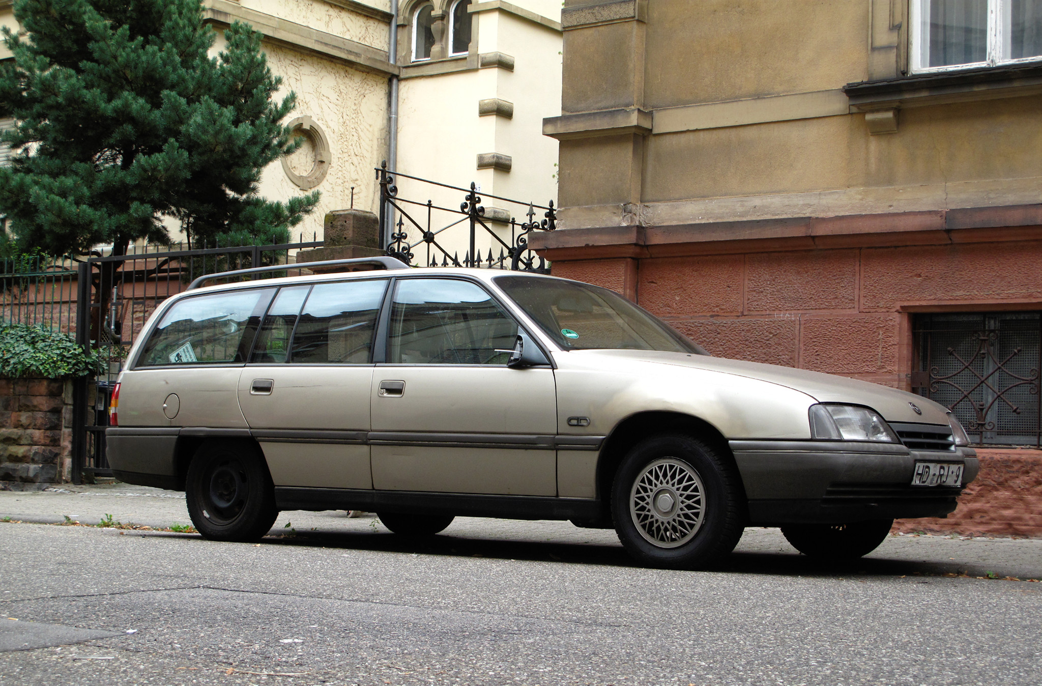 File:Opel Omega Caravan CD.jpg - Wikimedia Commons