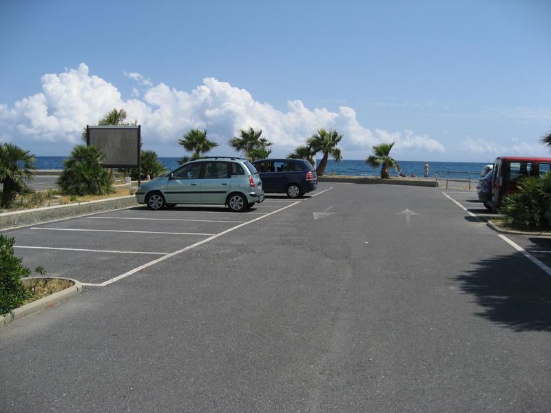 File:Parking area at the beach - panoramio.jpg