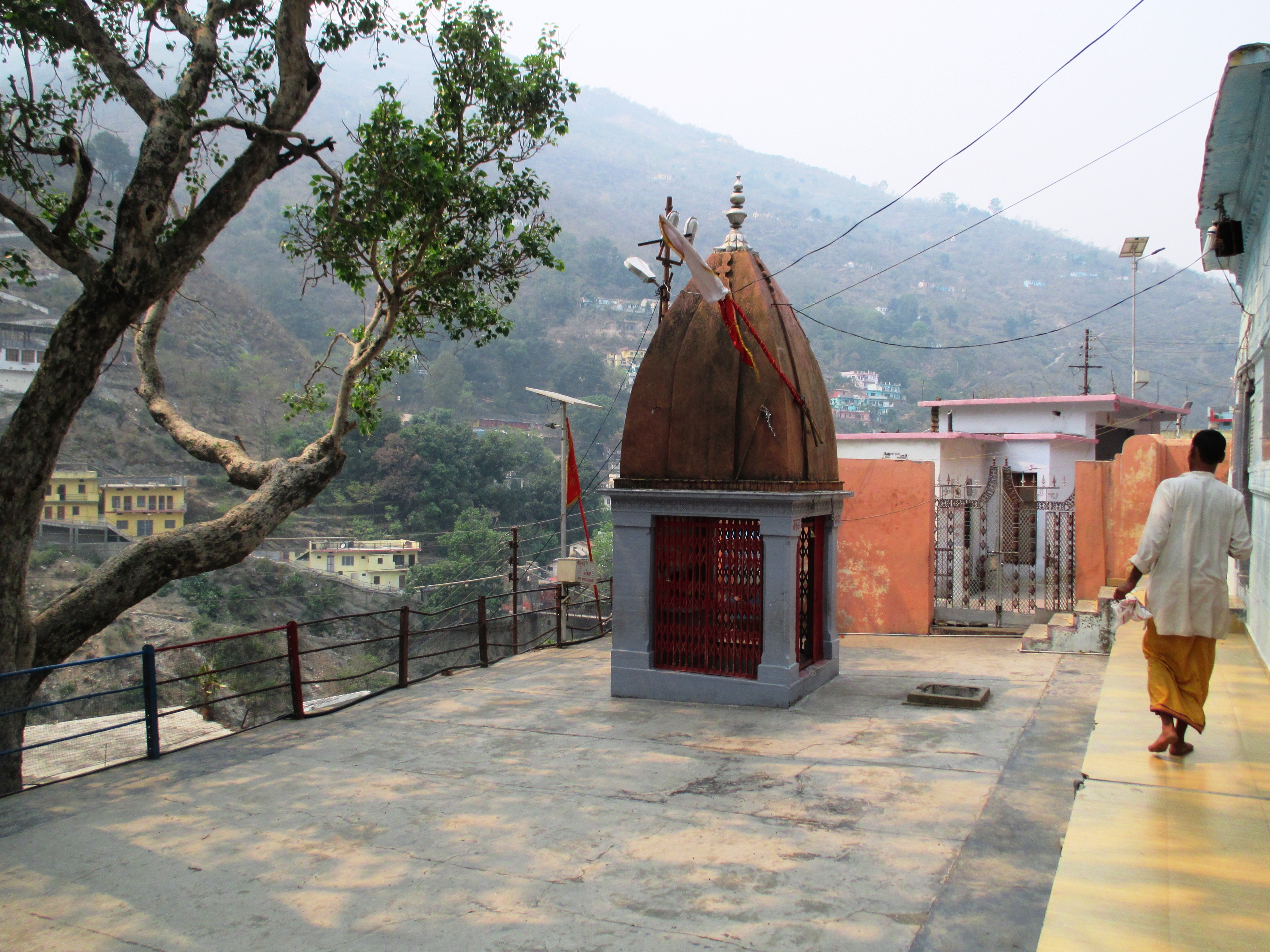 Как называются святые места. Девпраяг Гималаи. Raghunathji Temple. Статуя Шанкарачарьи в Кедарнатхе. Рагхунатх Саху.