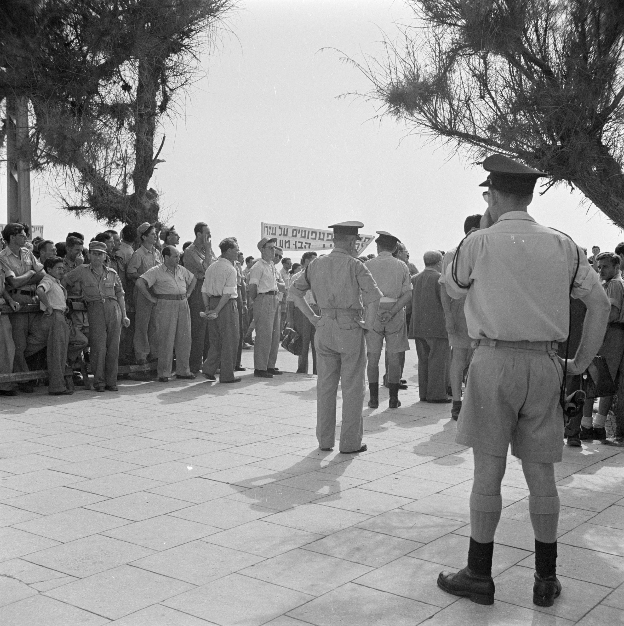 הפגנה מול הכנסת 1948