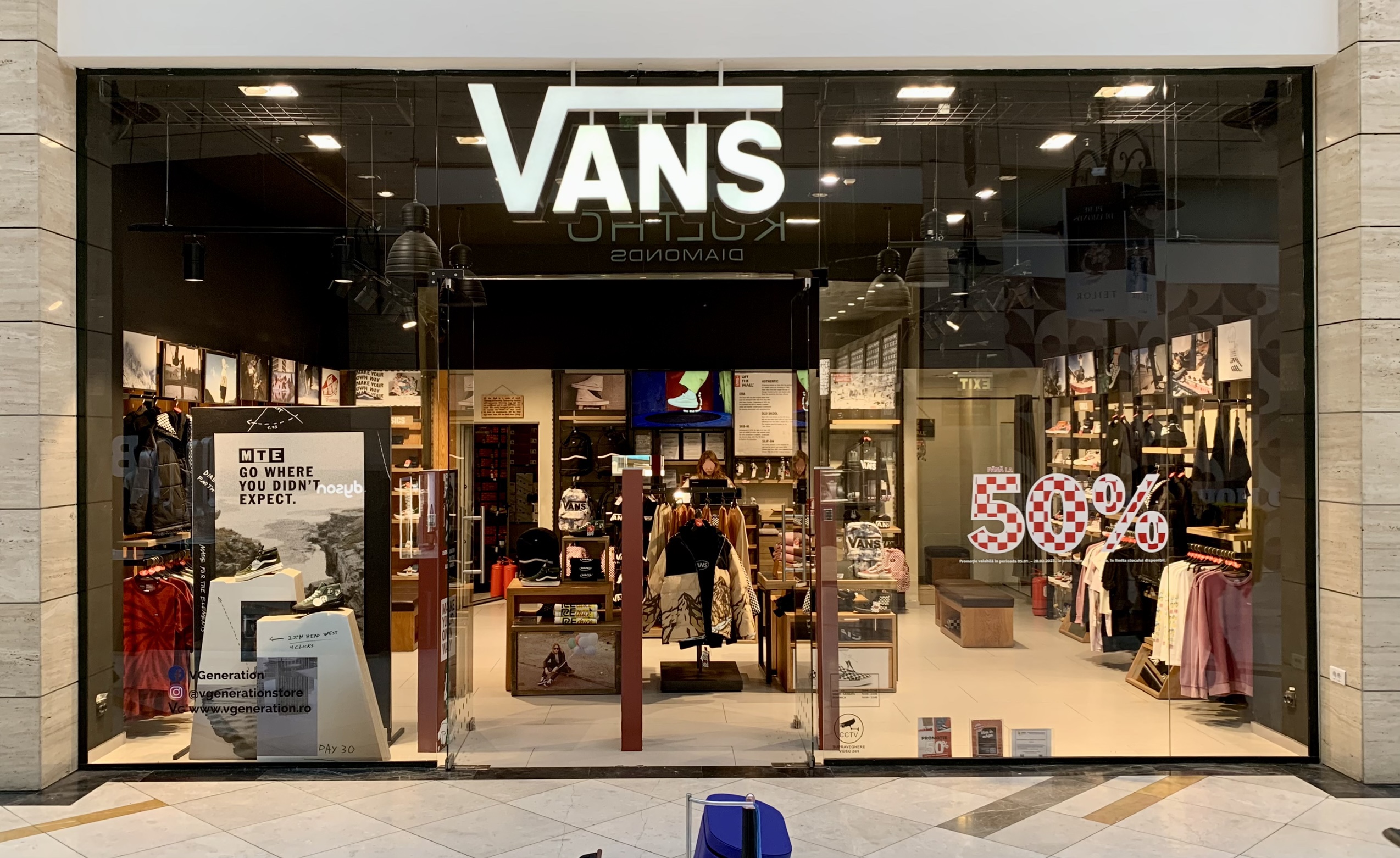 gusano Industrializar posterior File:Vans store in the AFI Cotroceni mall, Bucharest, Romania.jpg -  Wikimedia Commons