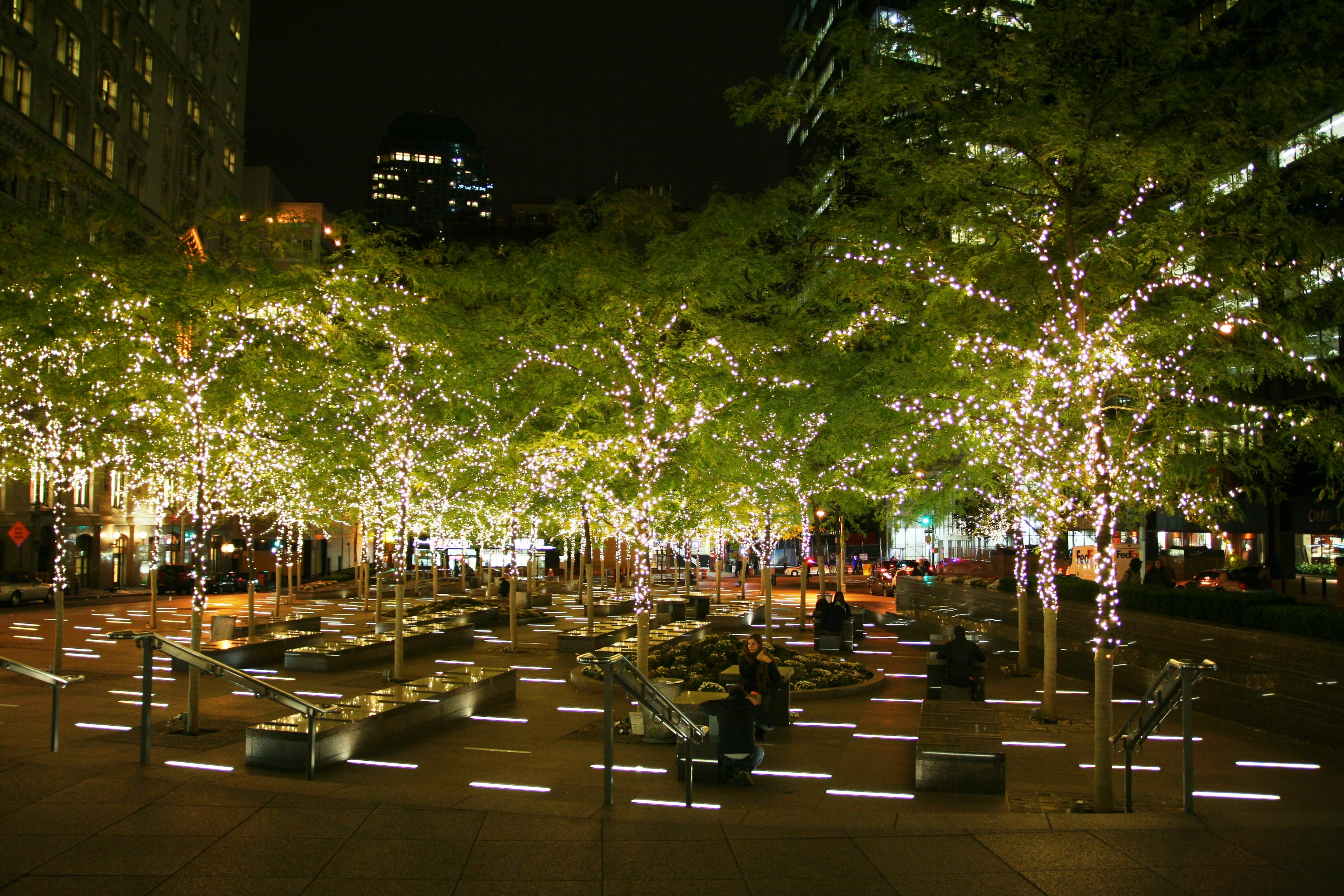 Освещение в парке. Zuccotti Park в Нью-Йорке. Освещение парков. Освещение в парках. Освещение в парках и скверах.