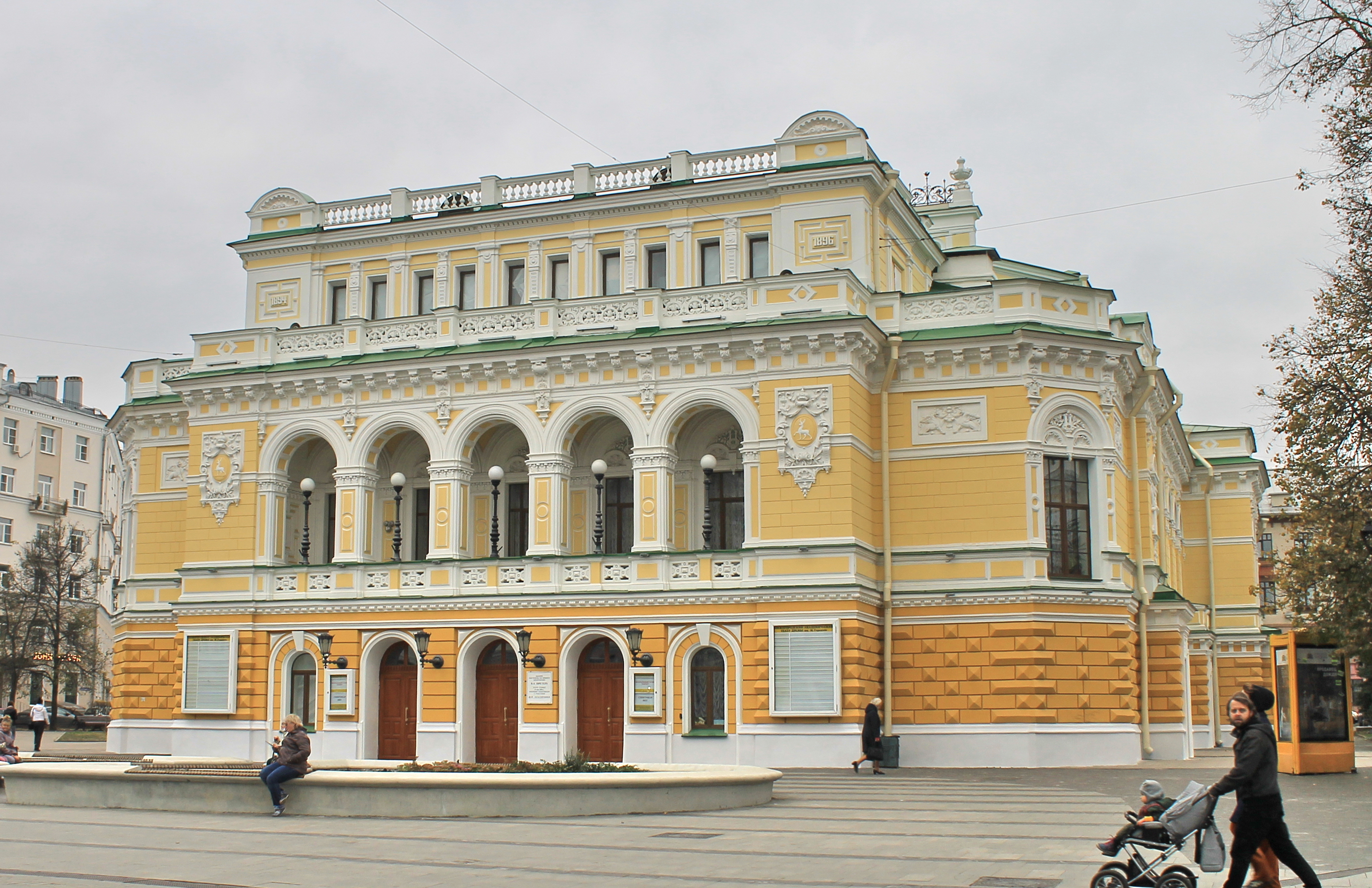 Театр драмы большая Покровская. Драма театр большая Покровская дом 13 Нижний Новгород. Ул. большая Покровская, 10, напротив театра драмы. Театр драмы адрес большая Покровская.