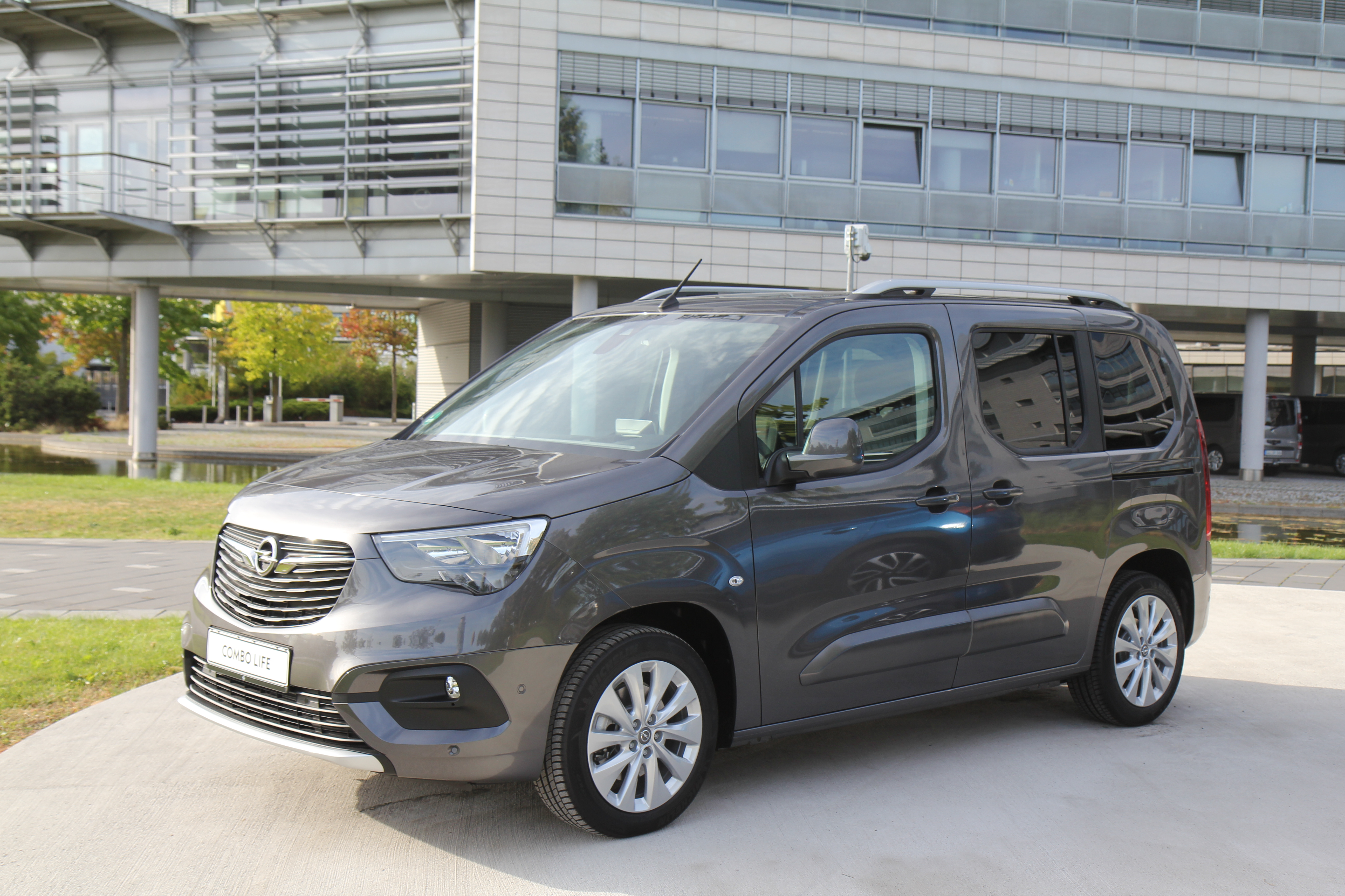 File:2018 Opel Combo life front quarter right Ruesselsheim