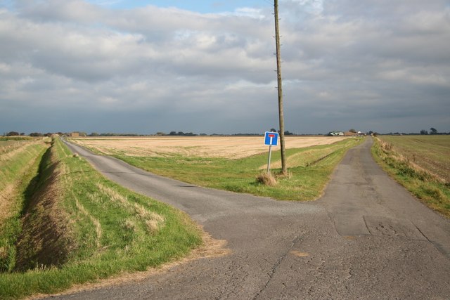File:A fork in the road - geograph.org.uk - 1005053.jpg