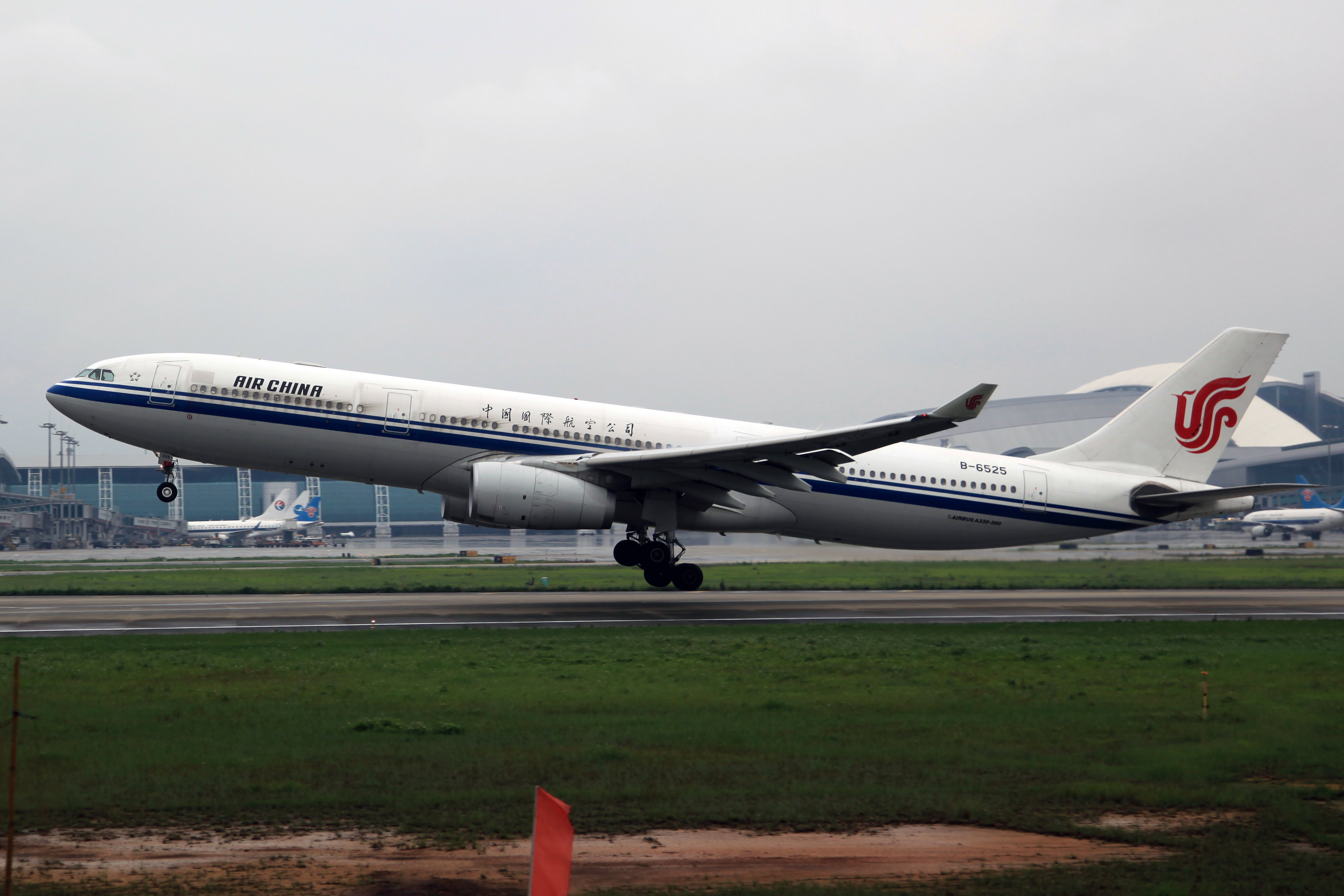 Airbus china. Аэробус а330-343. Airbus a330-343. Su 6525 какой самолет.