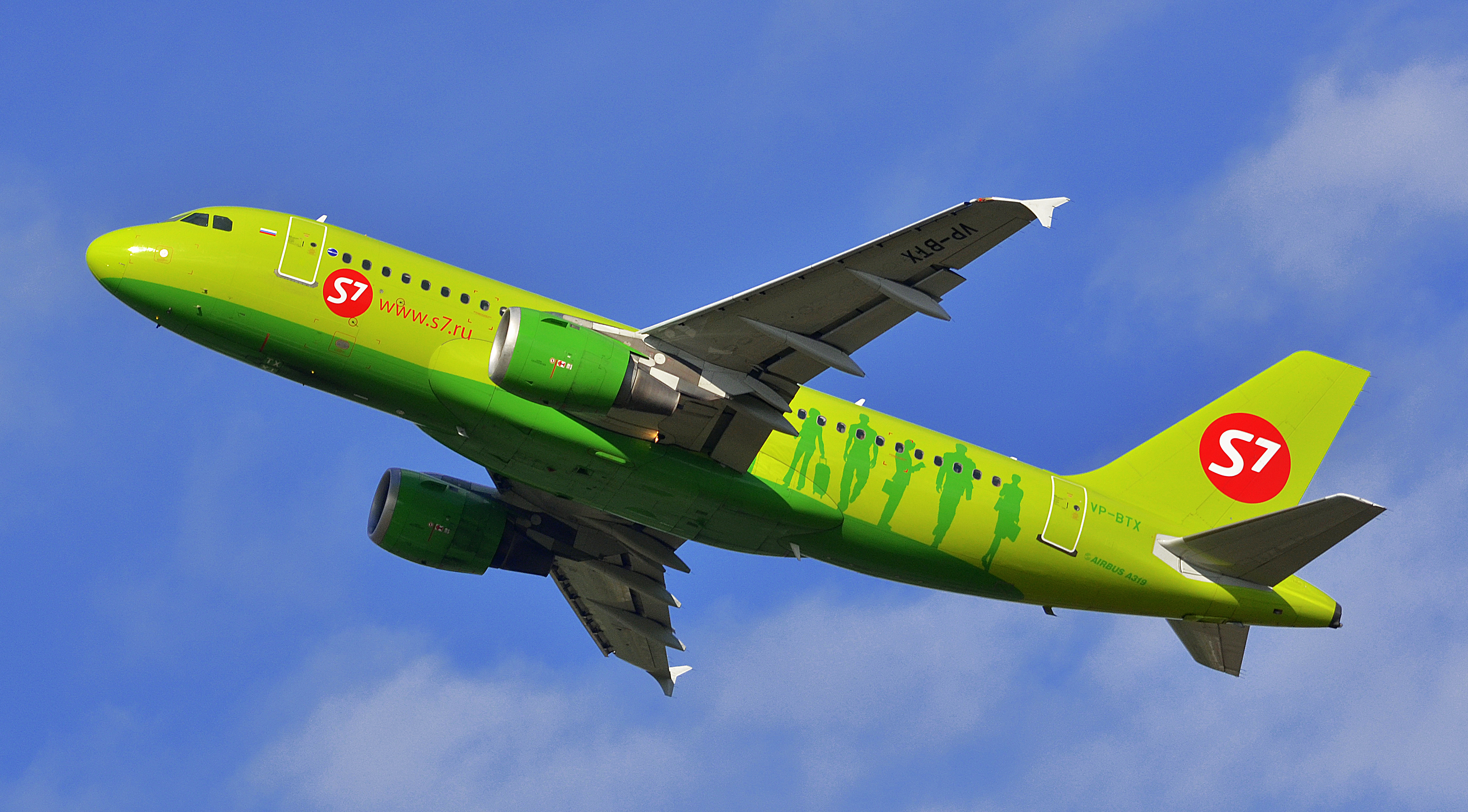 Зеленый самолет. Airbus a319 с7. Airbus a319-114 s7. Суперджет 100 s7 Airlines. Аэробус а319 s7 Airlines.