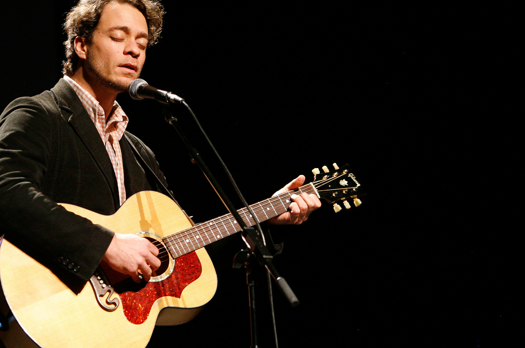 Lee performing at Poptech in 2008