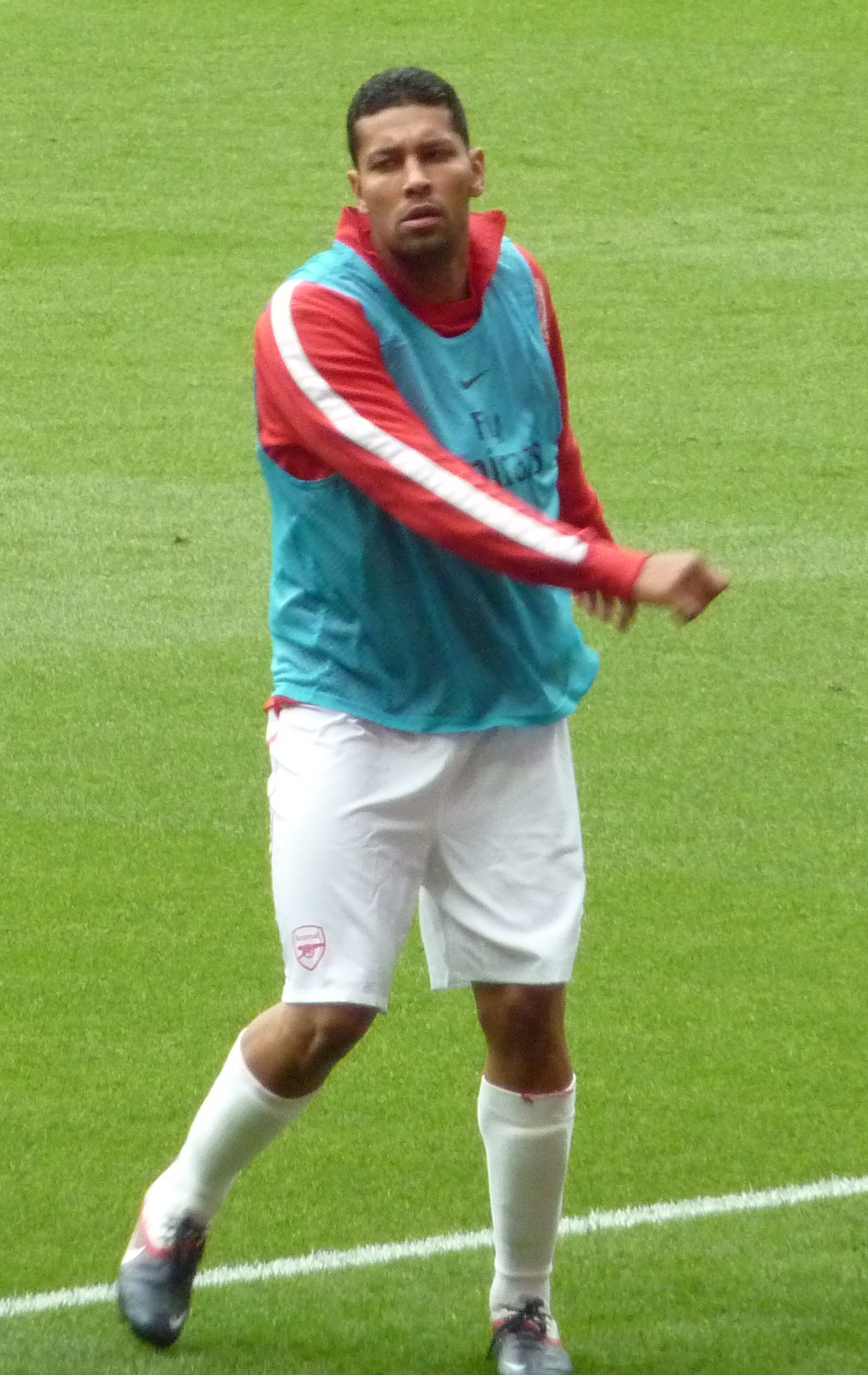 Santos calentando en el Arsenal.