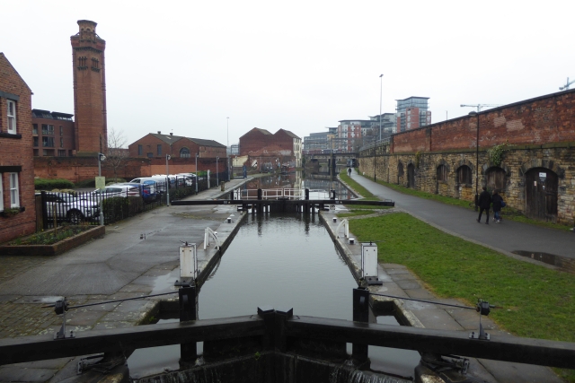 File:Canal from Wharf Approach - geograph.org.uk - 5704011.jpg