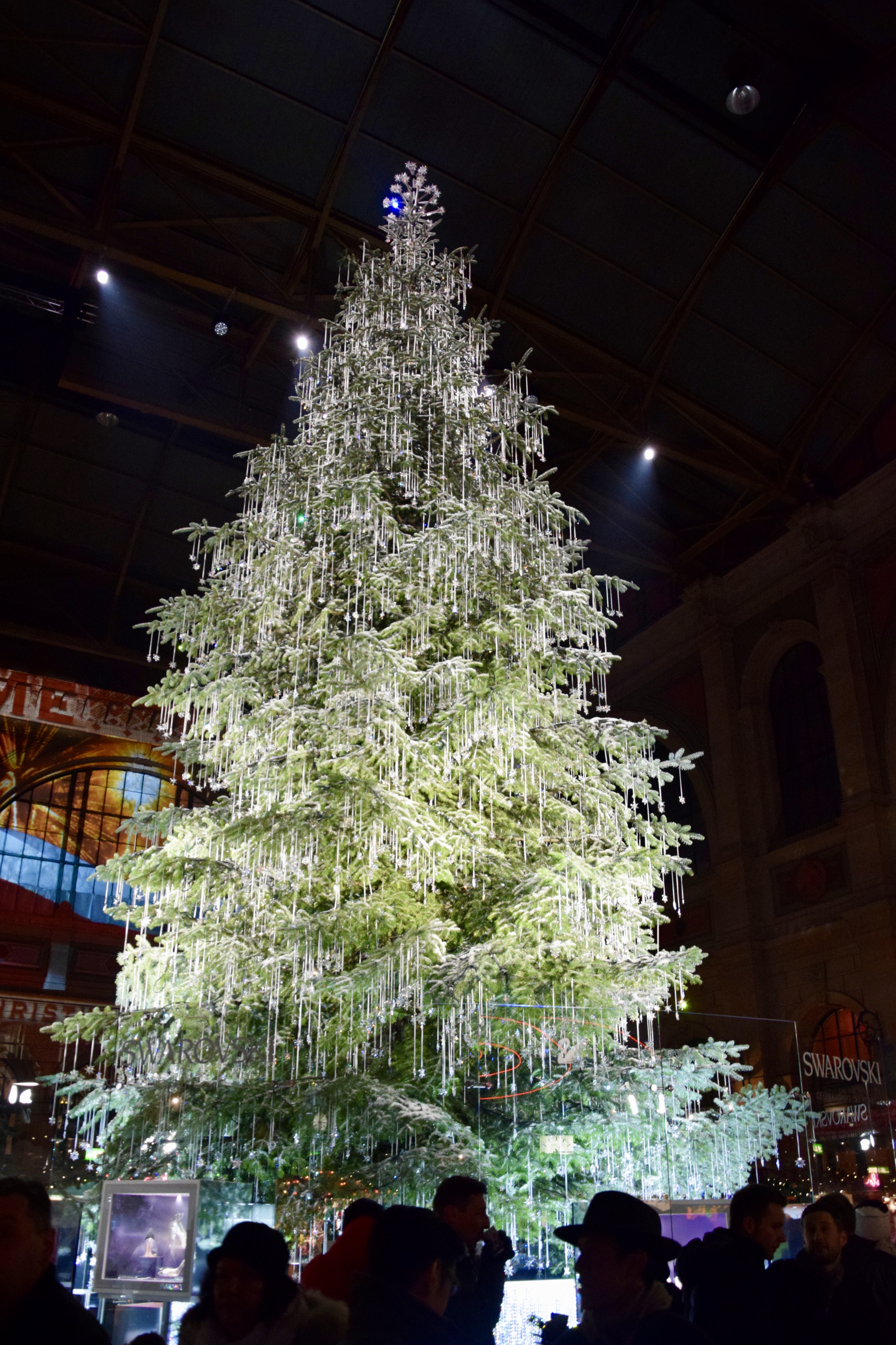 File:Christkindlmarkt - Swarovski crystal Christmas Tree at Zurich Train  Station (Ank Kumar) 05.jpg - Wikimedia Commons