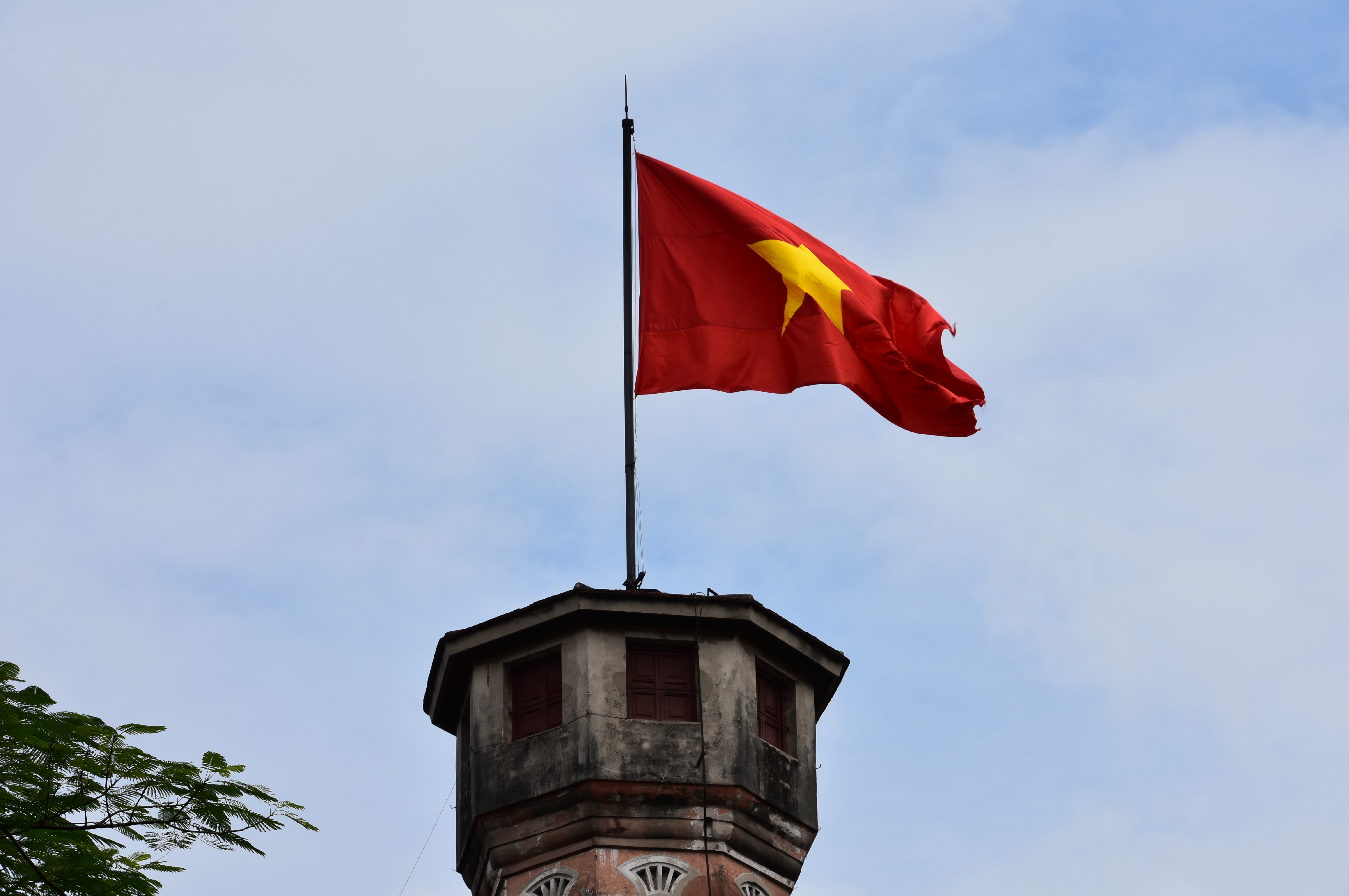 Флаги на башнях. Ханой флаг. Вьетнам башня с флагом. Вьетнаме Ханой флаг. Башня ханой