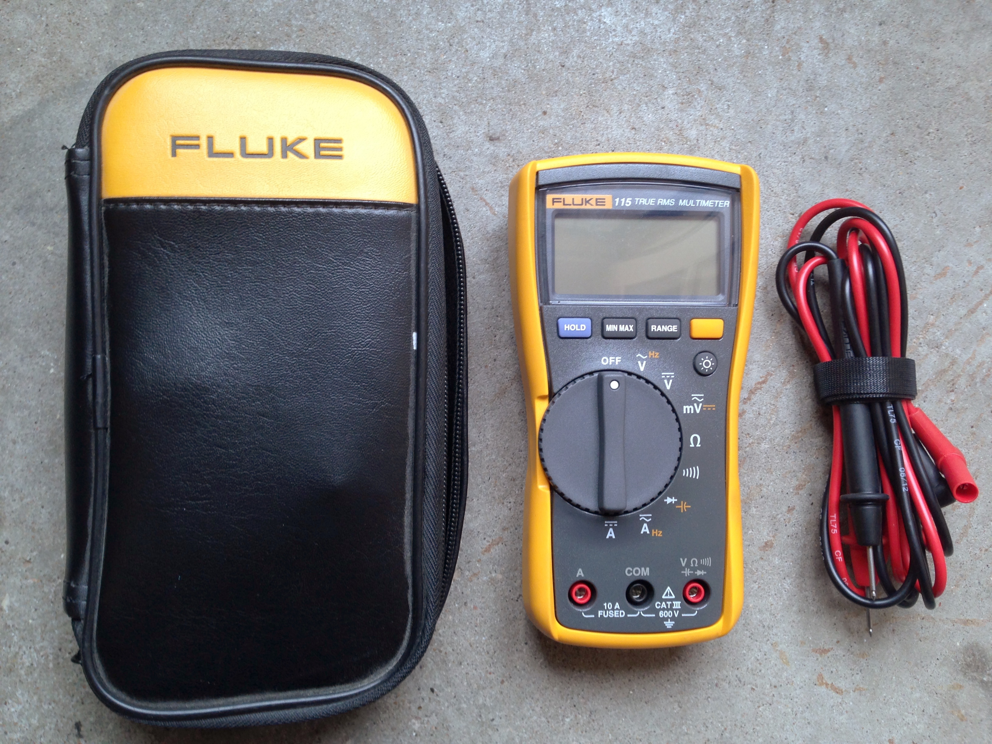 https://upload.wikimedia.org/wikipedia/commons/1/12/Fluke_115_multimeter_with_case_and_leads.jpg