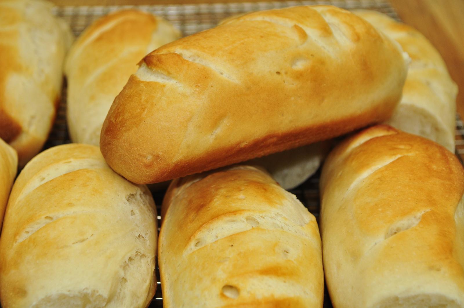 https://upload.wikimedia.org/wikipedia/commons/1/12/Fresh_baked_hoagie_rolls_%285818753547%29.jpg