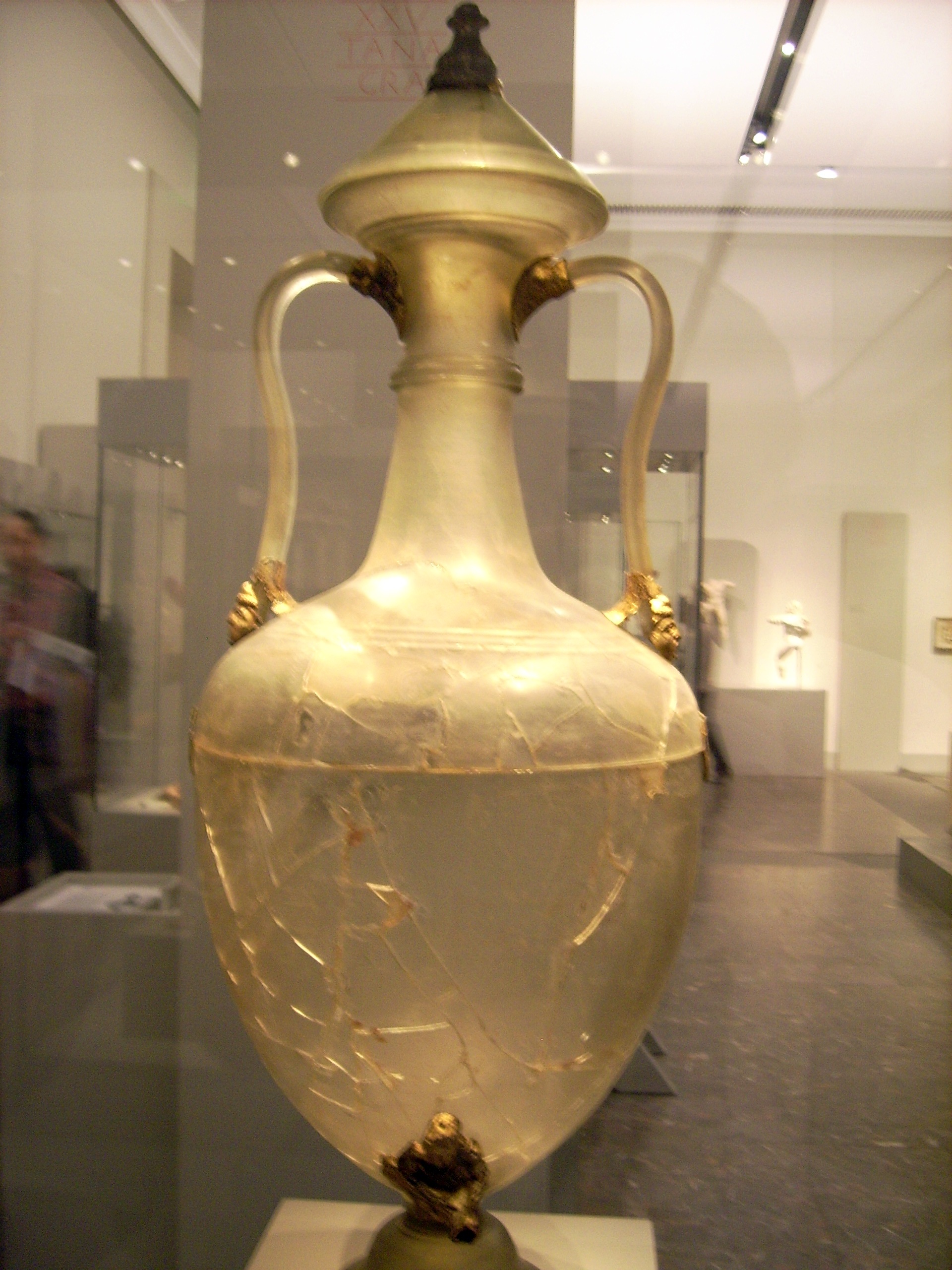 https://upload.wikimedia.org/wikipedia/commons/1/12/Hellenistic_Glasamphora_from_Olbia_1.jpg