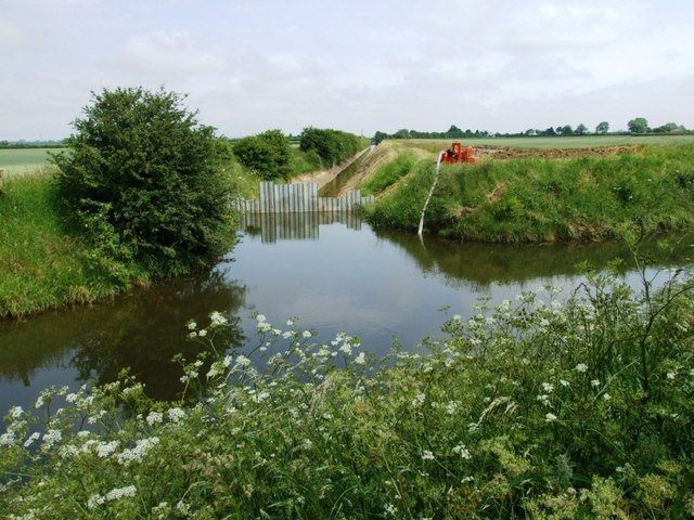 File:Howbridge Drain - geograph.org.uk - 463223.jpg